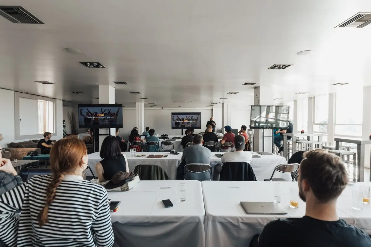 Cómo organizar traducción simultánea en varias salas