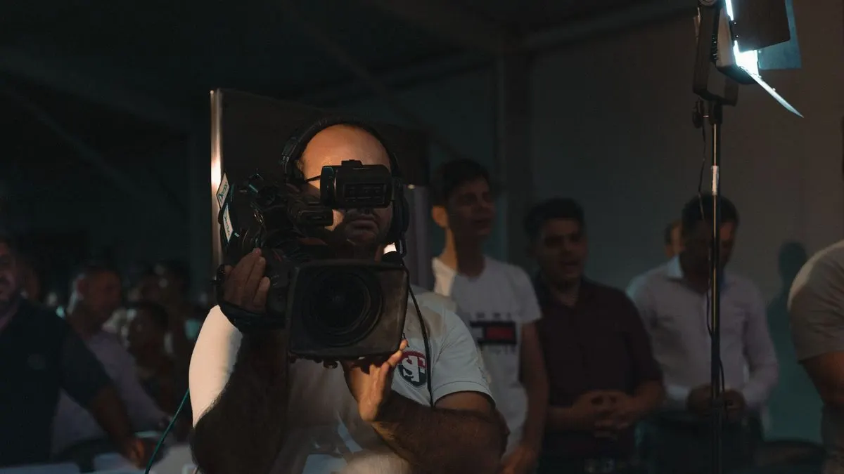Operador de cámara grabando un directo con auriculares de monitorización