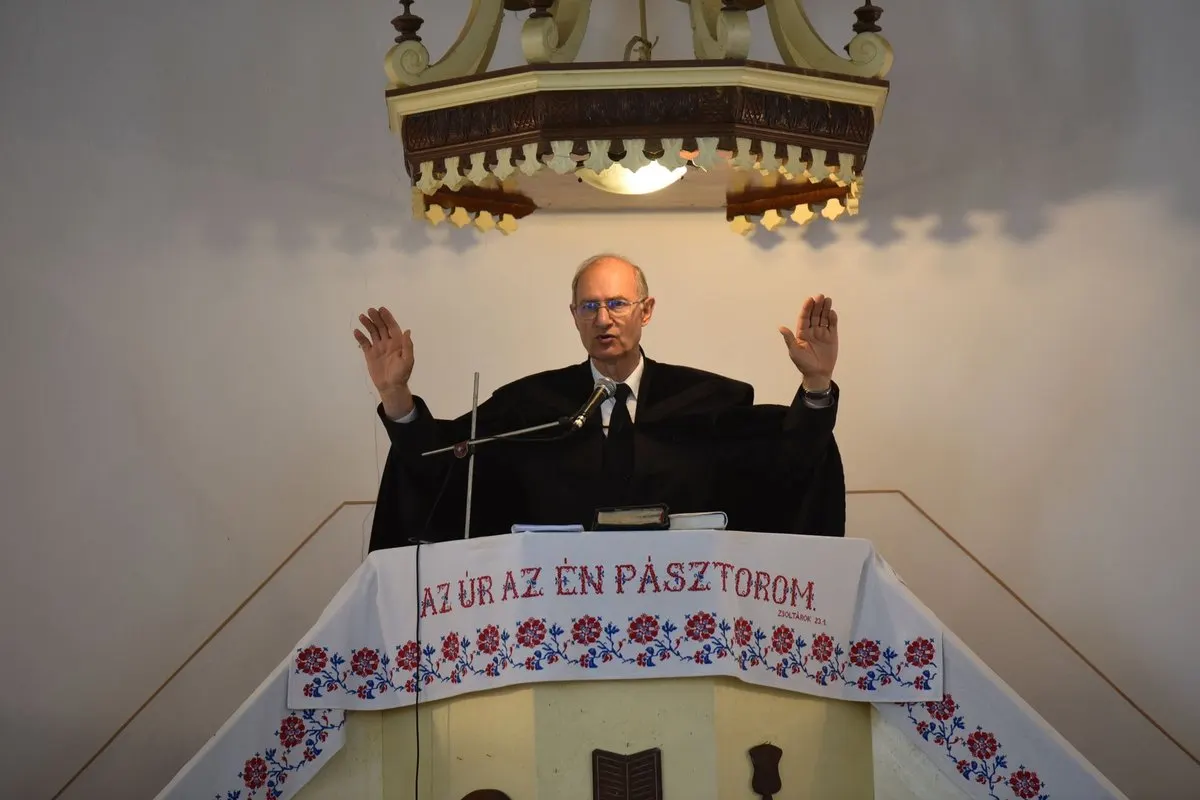 Predicador hablando ante un micrófono desde el púlpito de una iglesia cristiana.