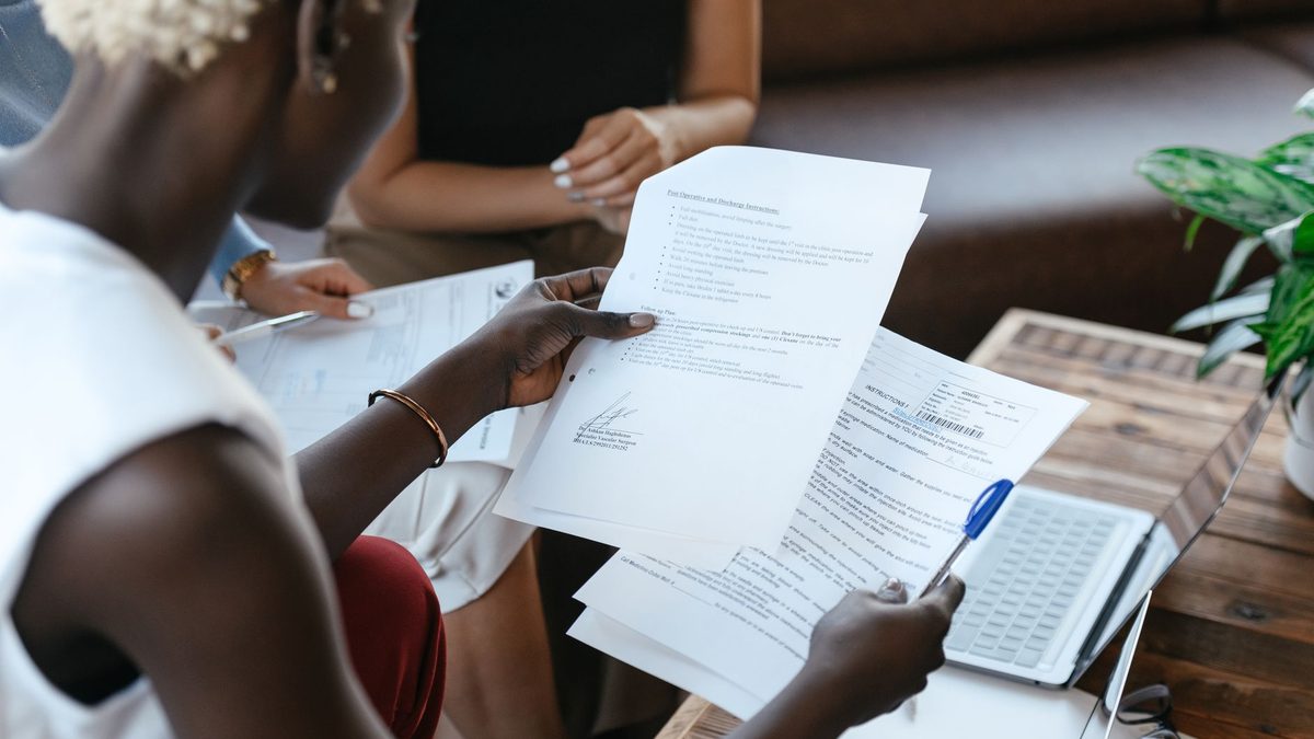 Persona comparando información en un escritorio antes de decidir qué asistente de IA usar