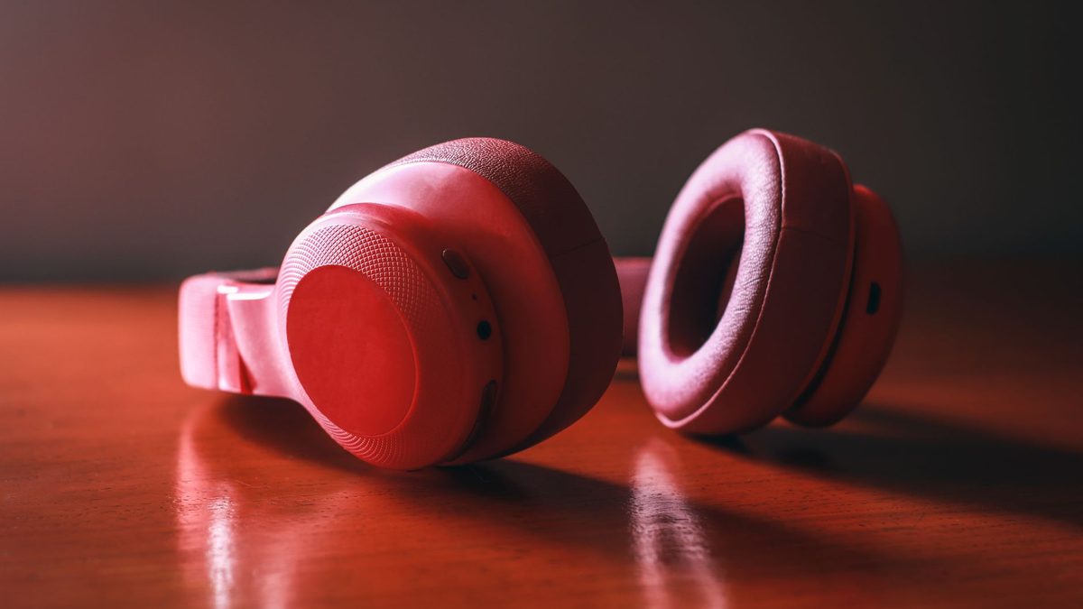 Auriculares inalámbricos sobre una mesa de madera