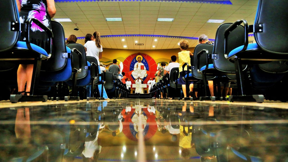 Congregación sentada durante un culto en el interior de una iglesia