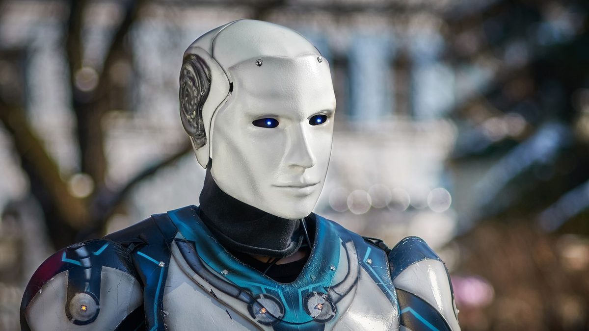 Primer plano de un robot humanoide futurista con ojos LED azules