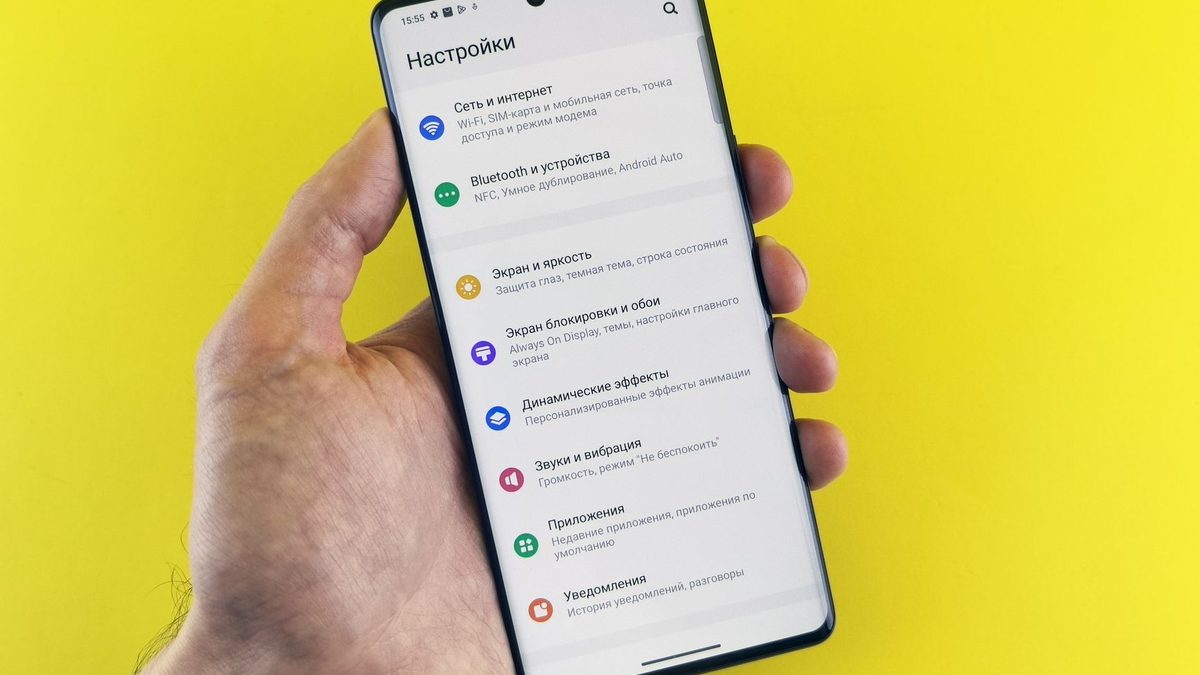 Persona revisando los ajustes de privacidad en la pantalla de su teléfono móvil
